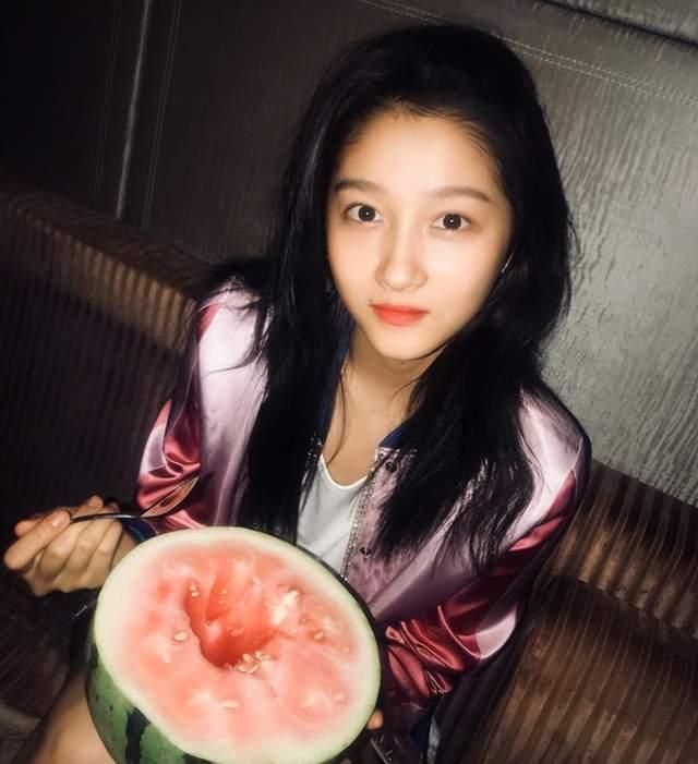 梵梵吃瓜网红拍照不露脸,神秘面纱下的瓜界传奇 第1张 梵梵吃瓜网红拍照不露脸,神秘面纱下的瓜界传奇 第1张